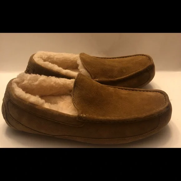 UGG Slippers, Size 11, Good preowned condition UGG men main image 2